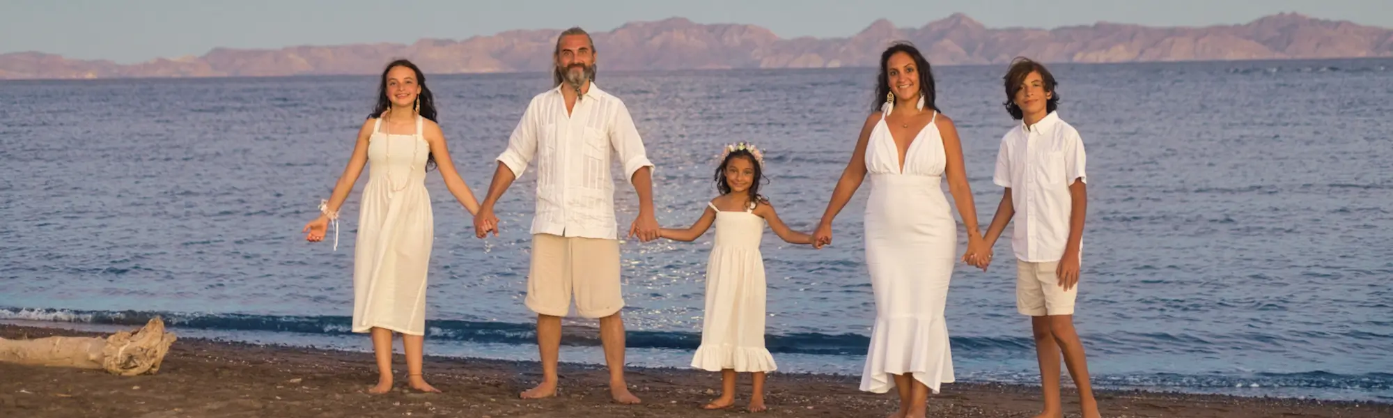 Fotografía familiar de Yendi con su esposo e hijos en la playa
