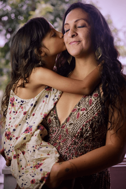 Imagen de Yendi Love cargando a su hija pequeña.