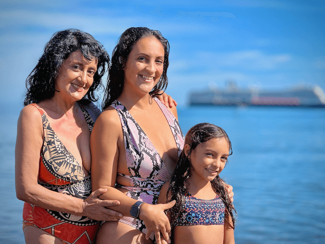 3 generaciones: Fotografía de Yendi con su mamá y su hija pequeña
